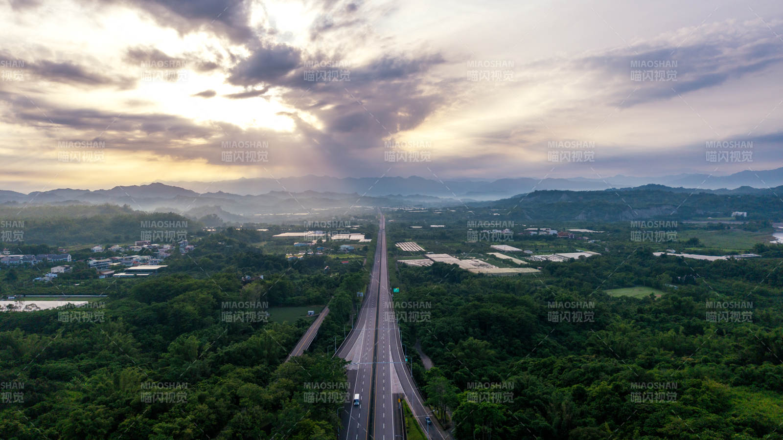 晨曦中的高速公路图片