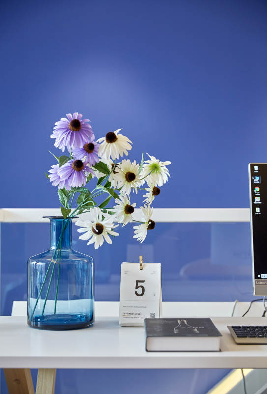 蓝色花瓶与办公桌布置图片