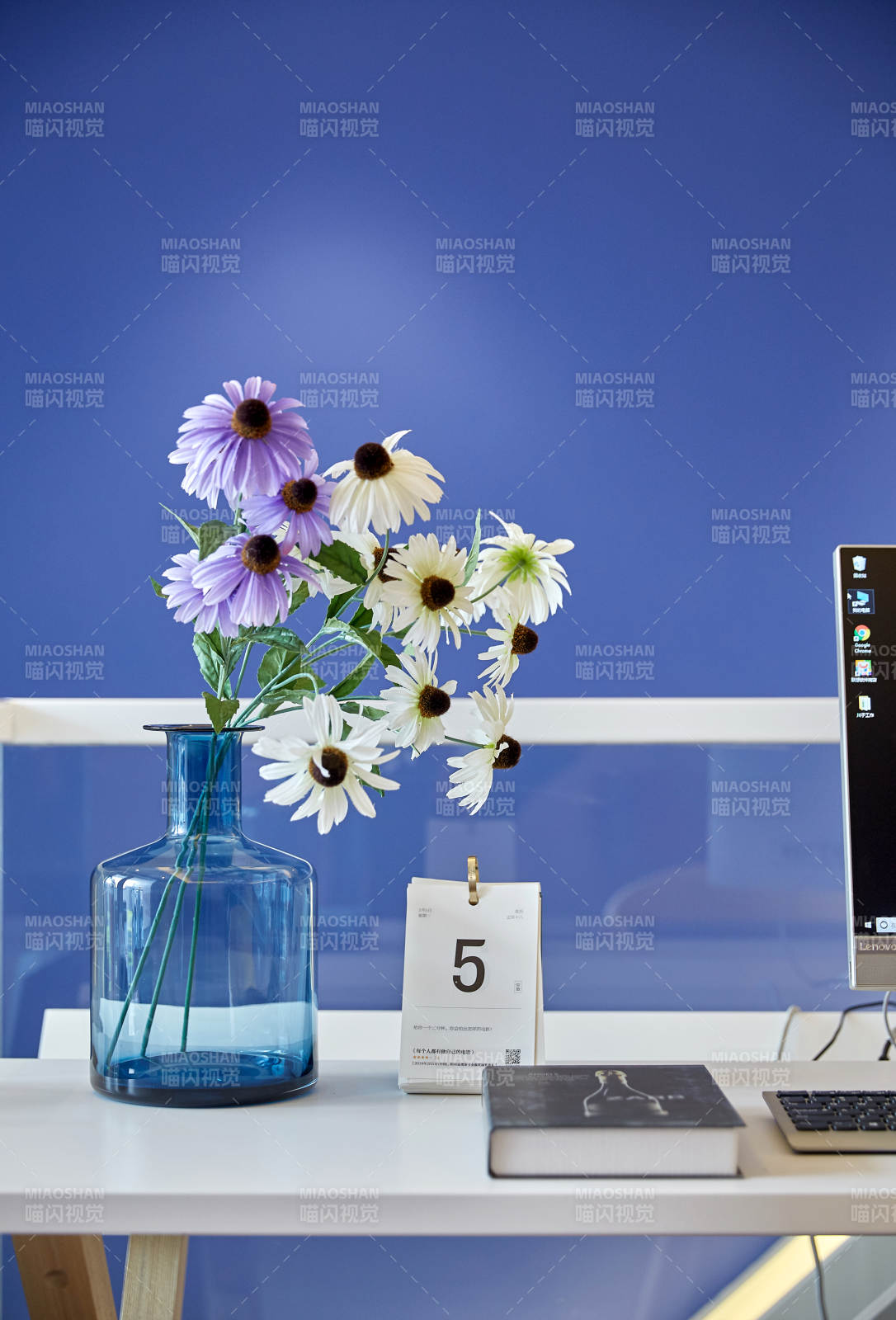 蓝色花瓶与办公桌布置图片