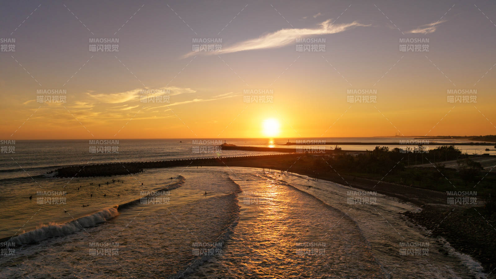 夕阳下的海岸美景图片
