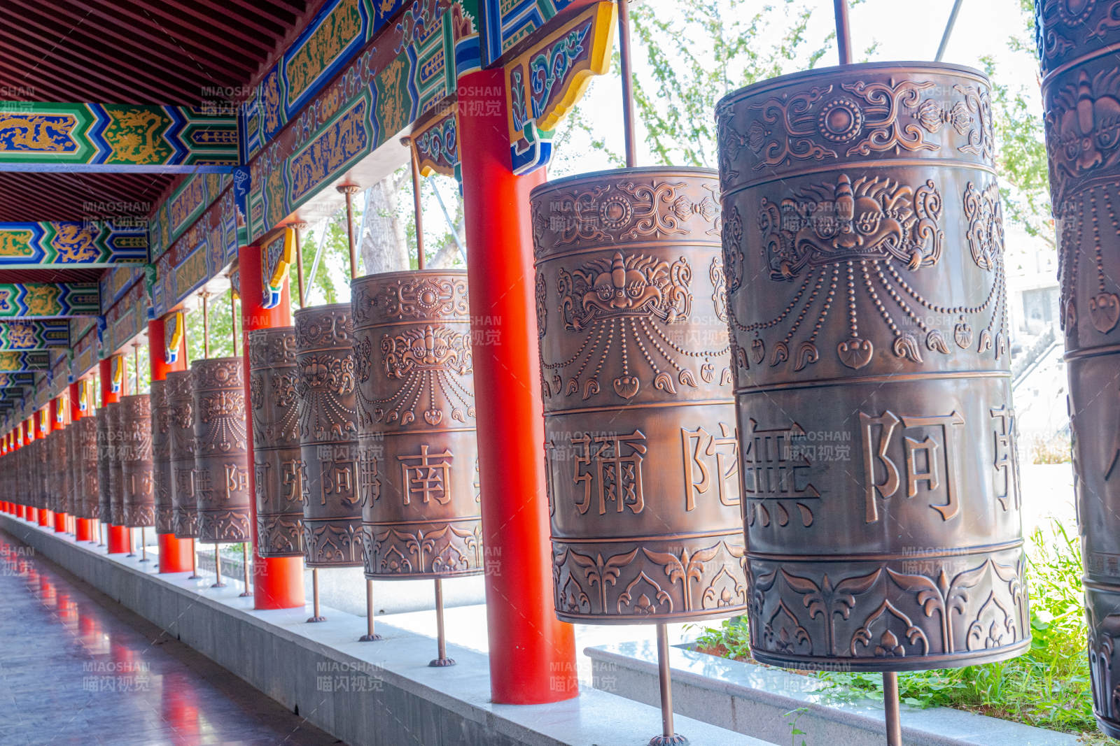 藏式转经筒长廊图片