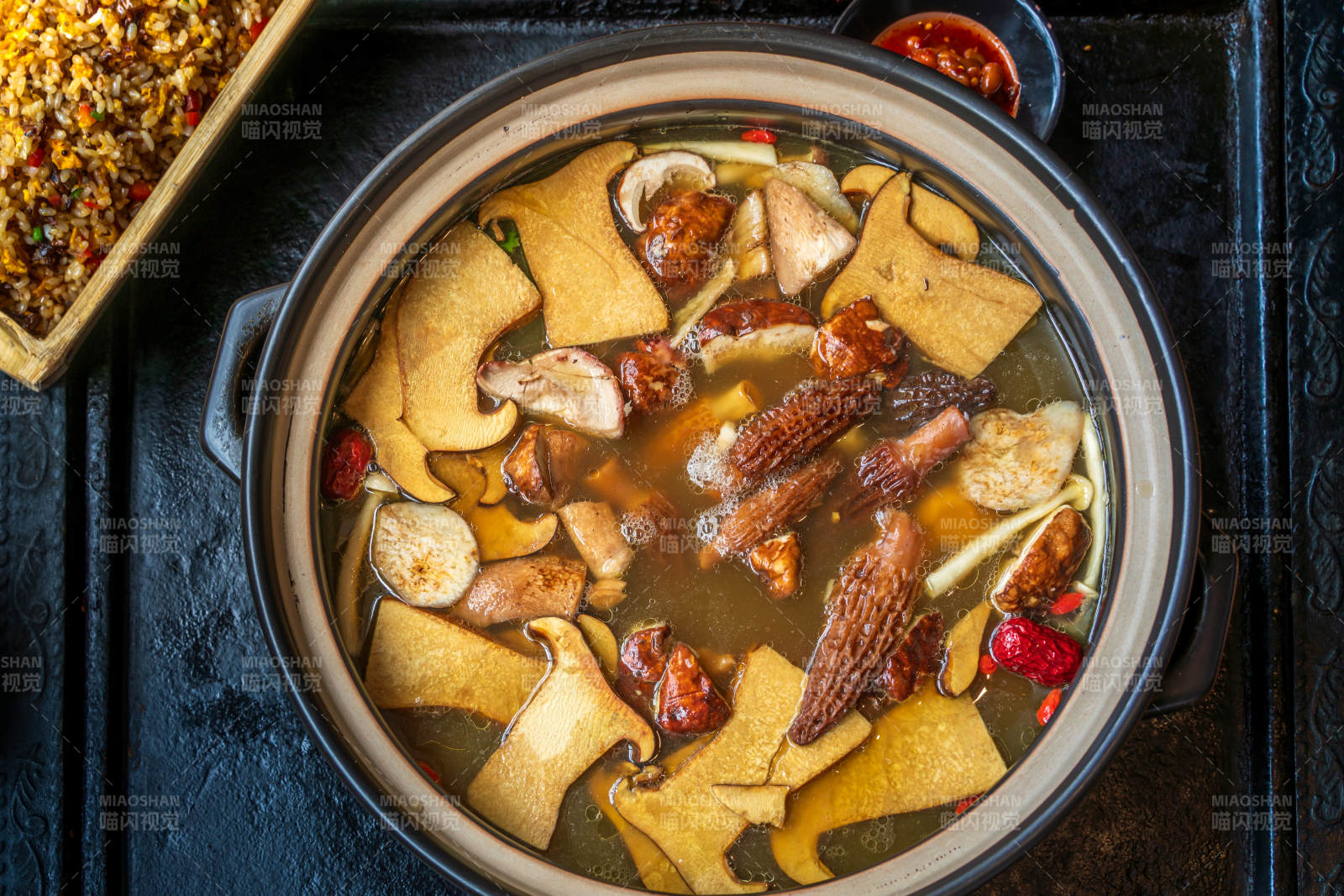 云南野生菌火锅 菌菇炖汤图片