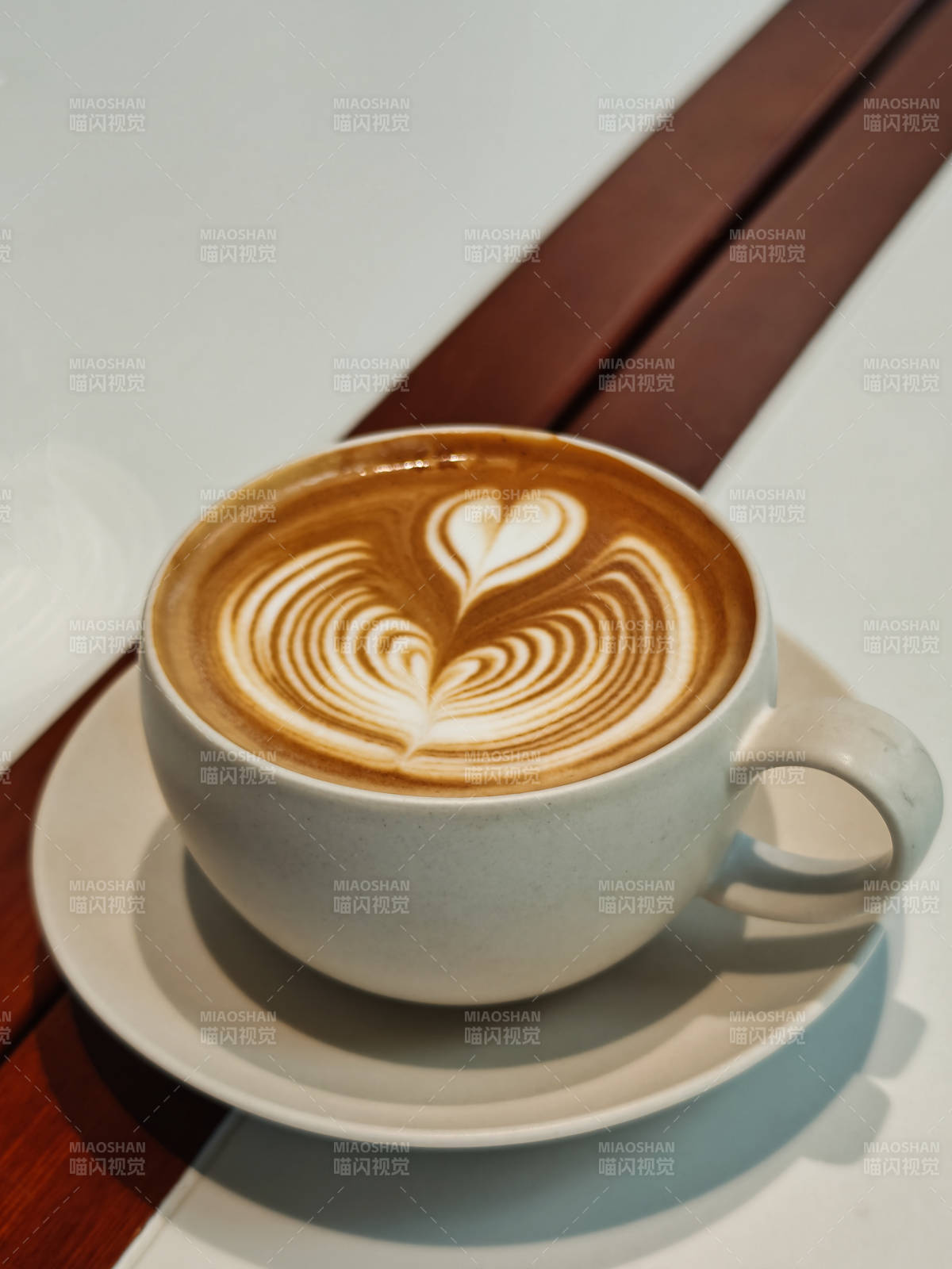 心形拉花咖啡杯图片