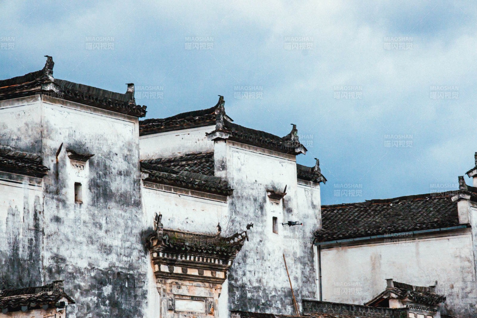 古建筑群的屋顶细节  安徽宏村图片