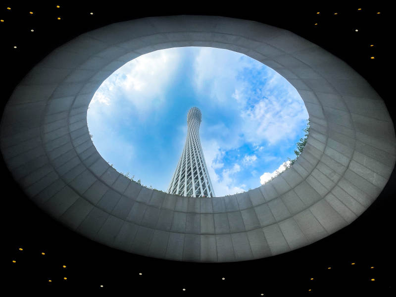 广州塔与圆形天窗图片
