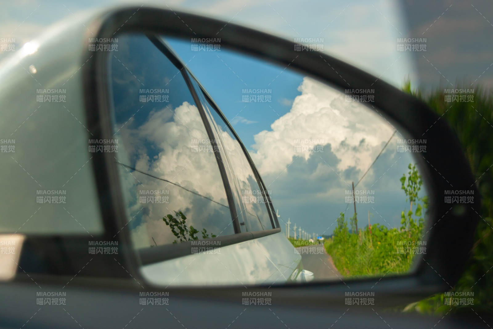 车窗倒影中的蓝天白云图片