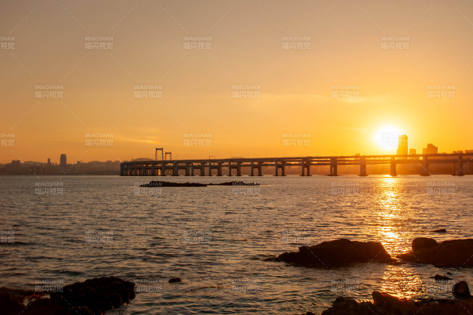 夕阳下的跨海大桥图片