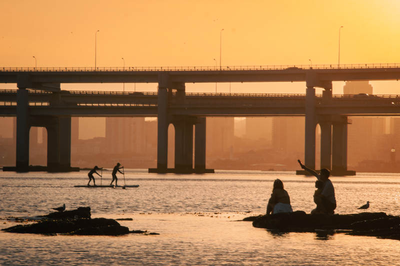 夕阳下的桥与水边剪影  辽宁大连图片
