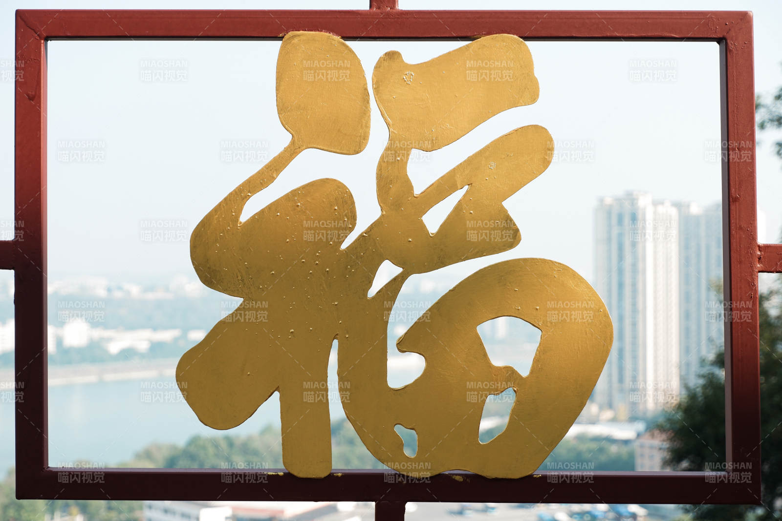 金色 福 字窗框背景城市图片