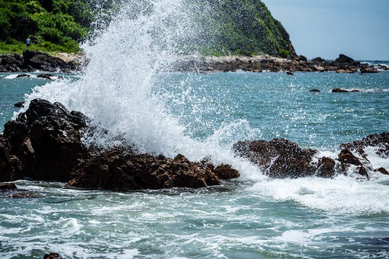海浪拍打岩石溅起水花图片