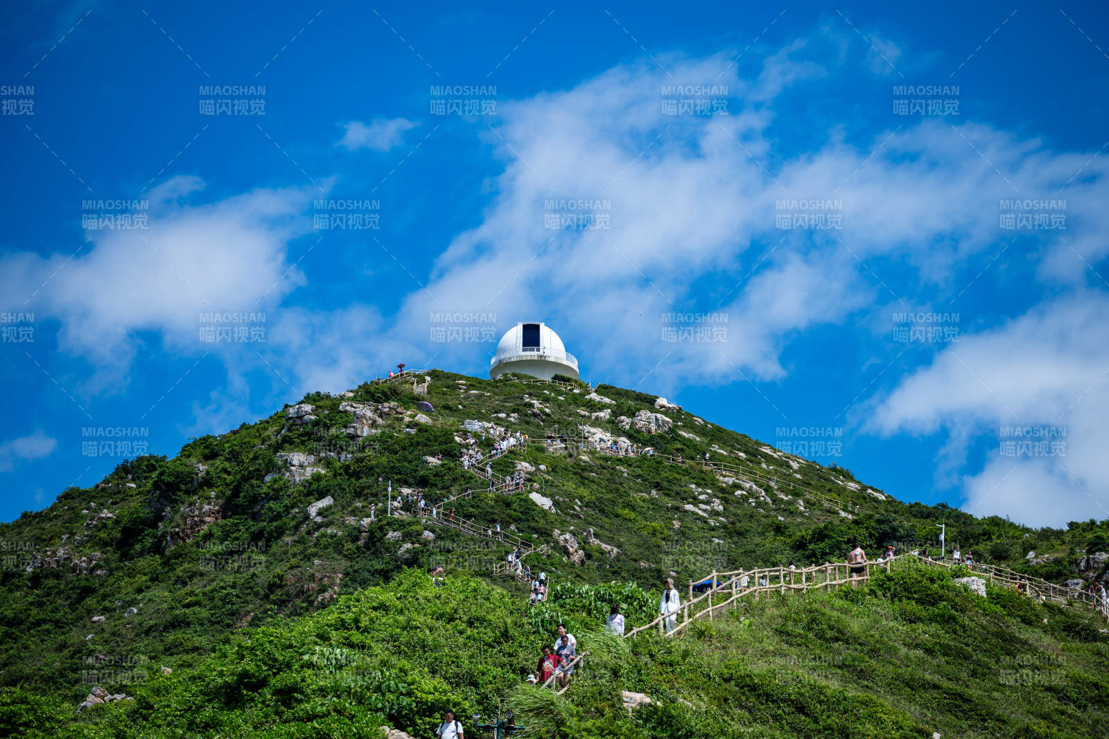 晴天下深圳天文台风景图片