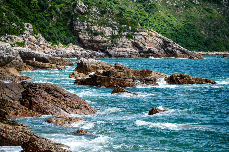 深圳天文台海边礁石与海浪图片