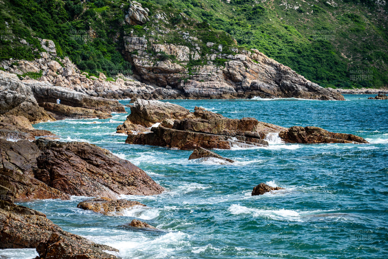 深圳天文台海边礁石与海浪图片