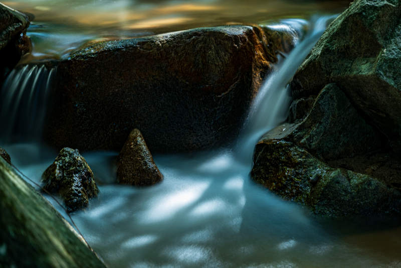 溪流潺潺 石间光影图片