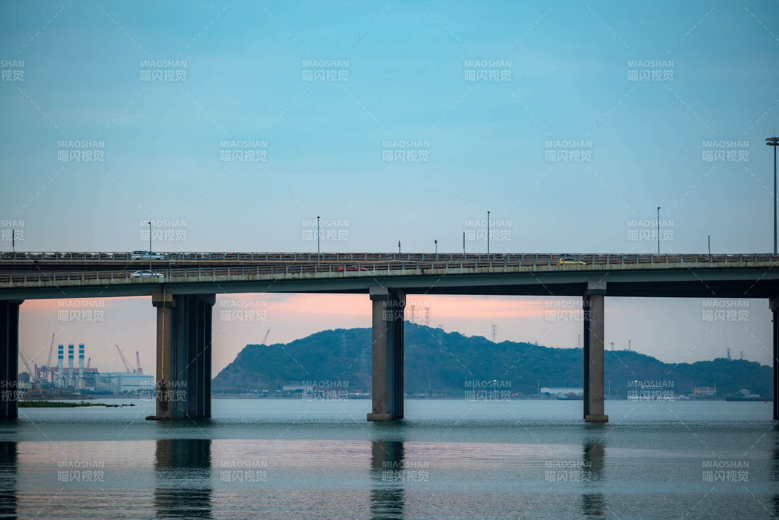 蓝调时刻在深圳湾大桥景色图片