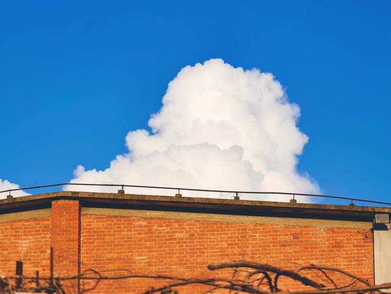 蓝天白云映红墙图片