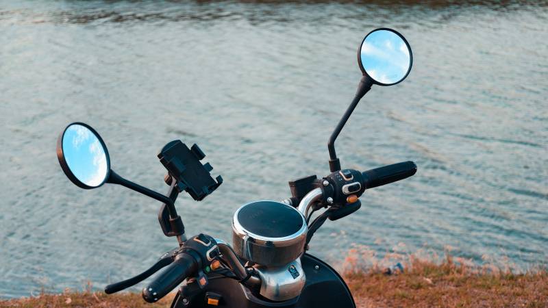 湖畔摩托车的宁静时光图片