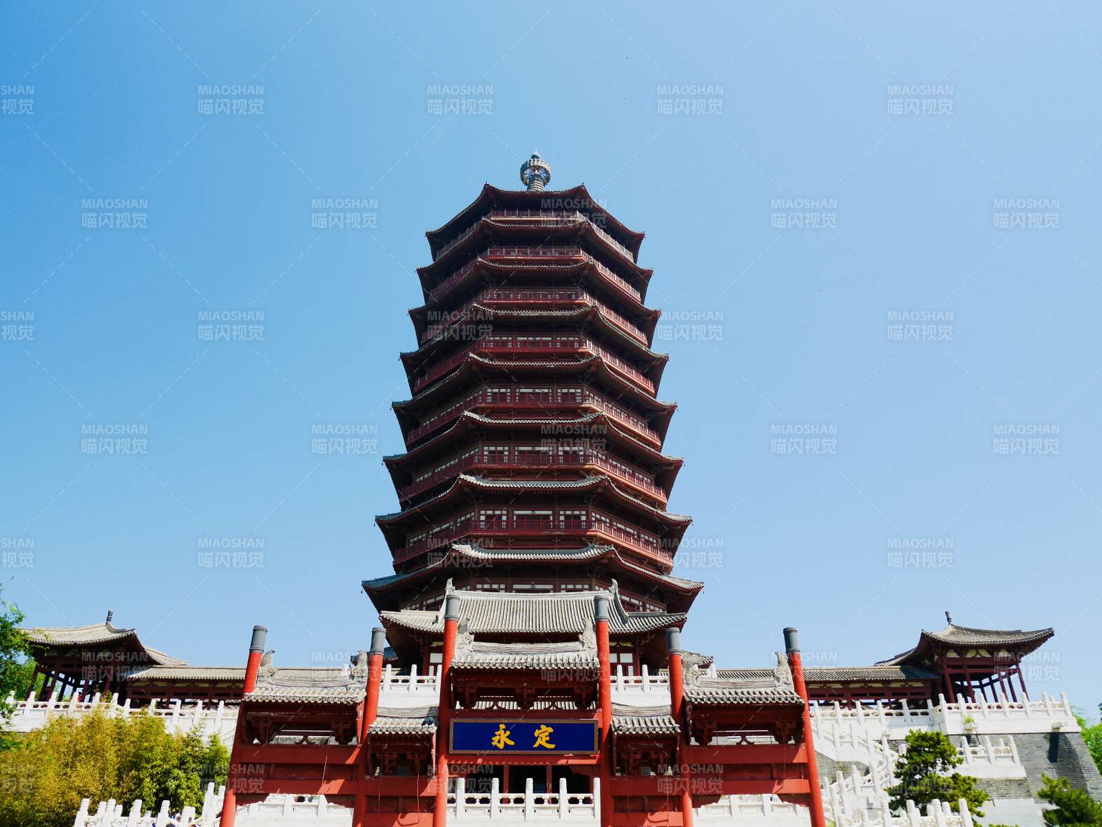 北京永定塔巍峨映蓝天图片