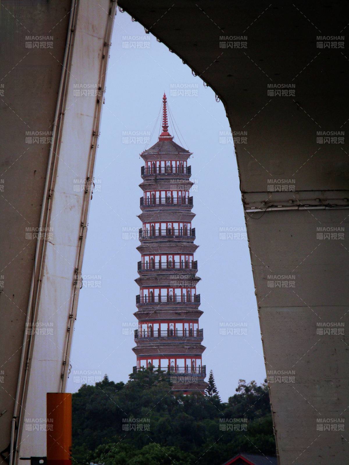 桥梁透视里的琶洲塔图片