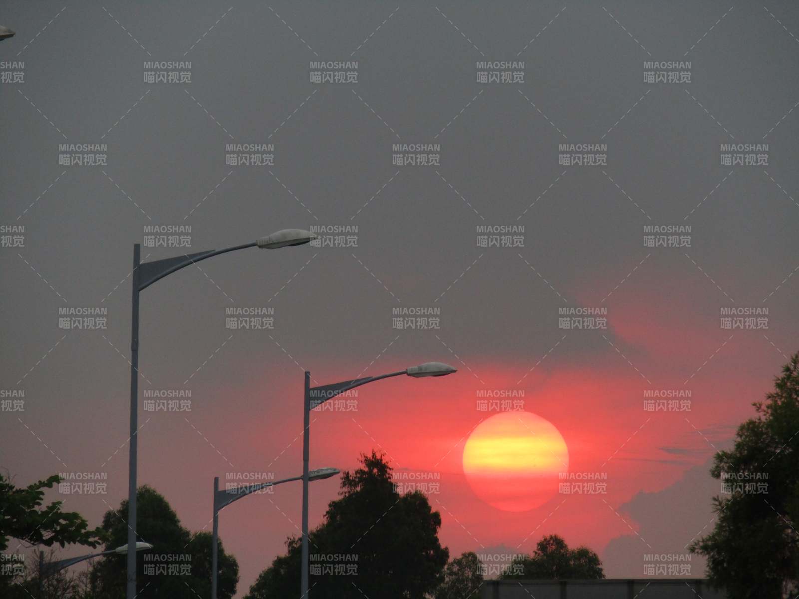夕阳下的路灯剪影图片