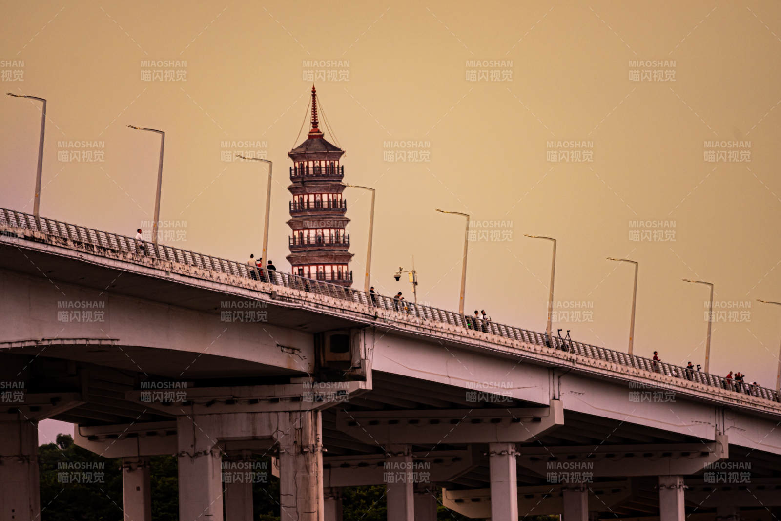 琶醍大桥上塔影映黄昏图片