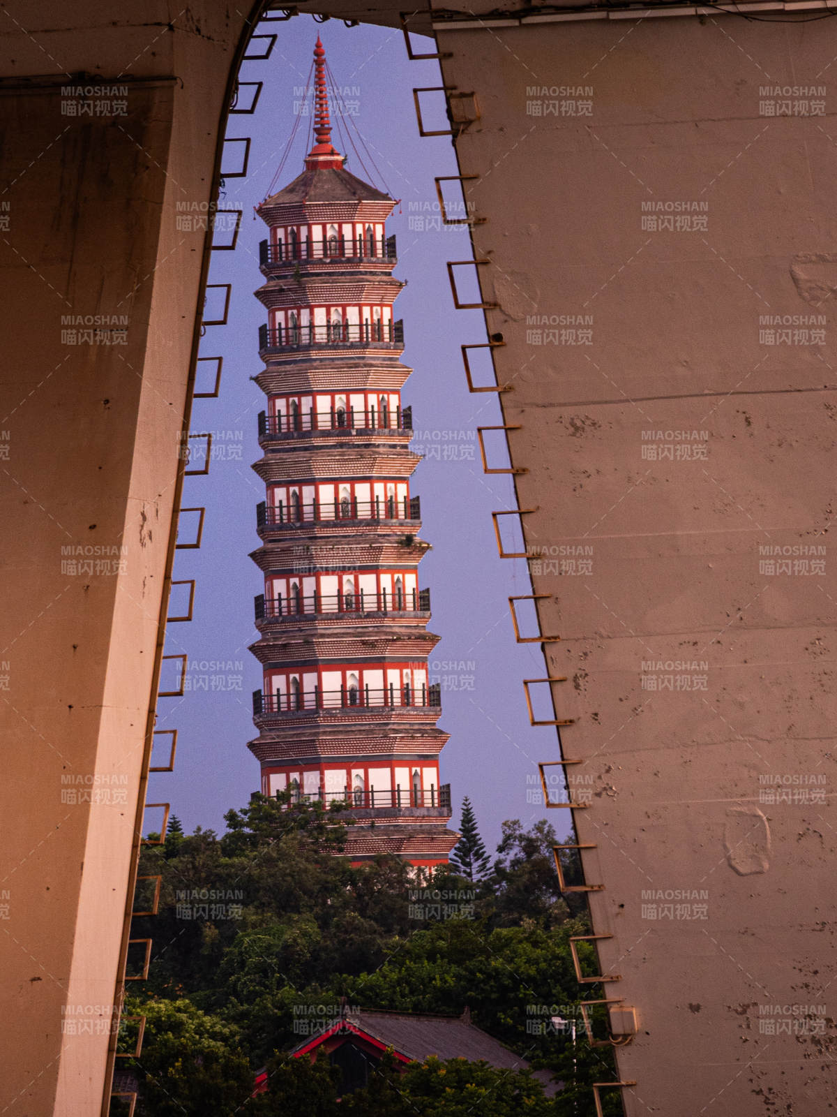 桥下古塔映衬现代建筑之美图片