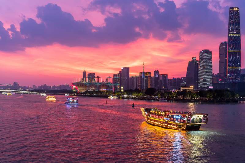 珠江夜景 城市霓虹映水图片