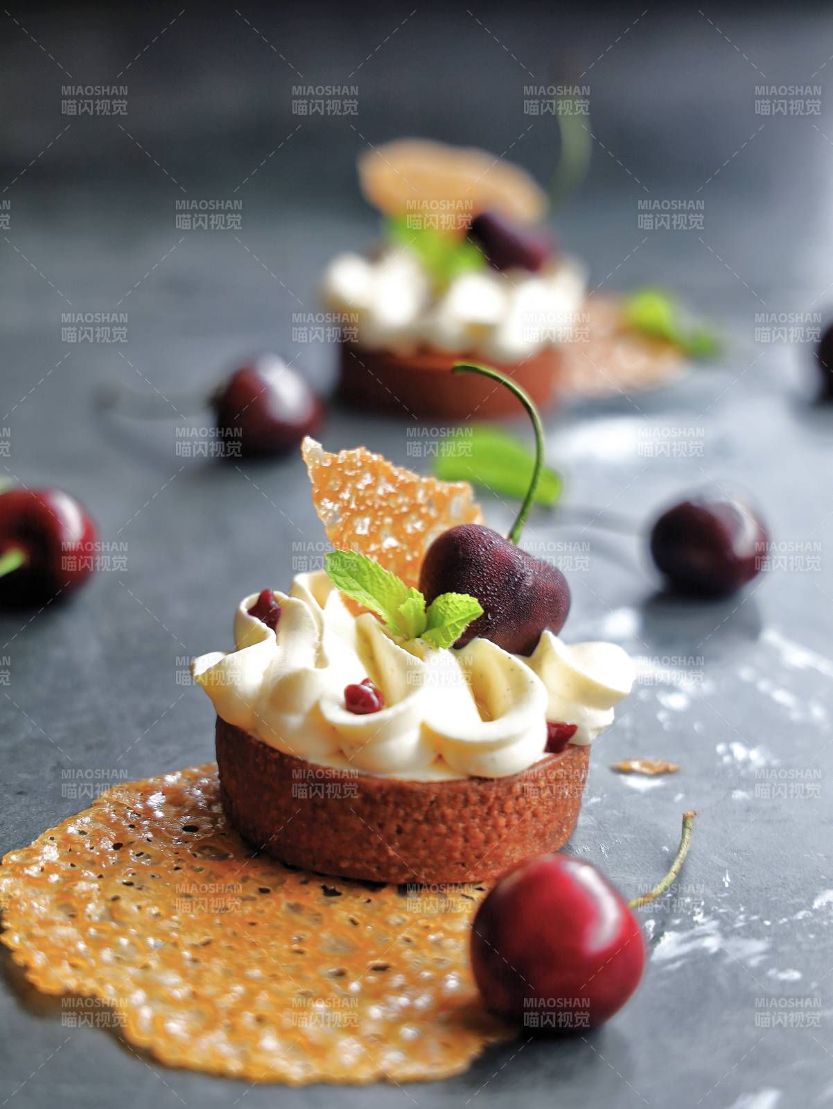 樱桃奶油挞配薄脆饼图片