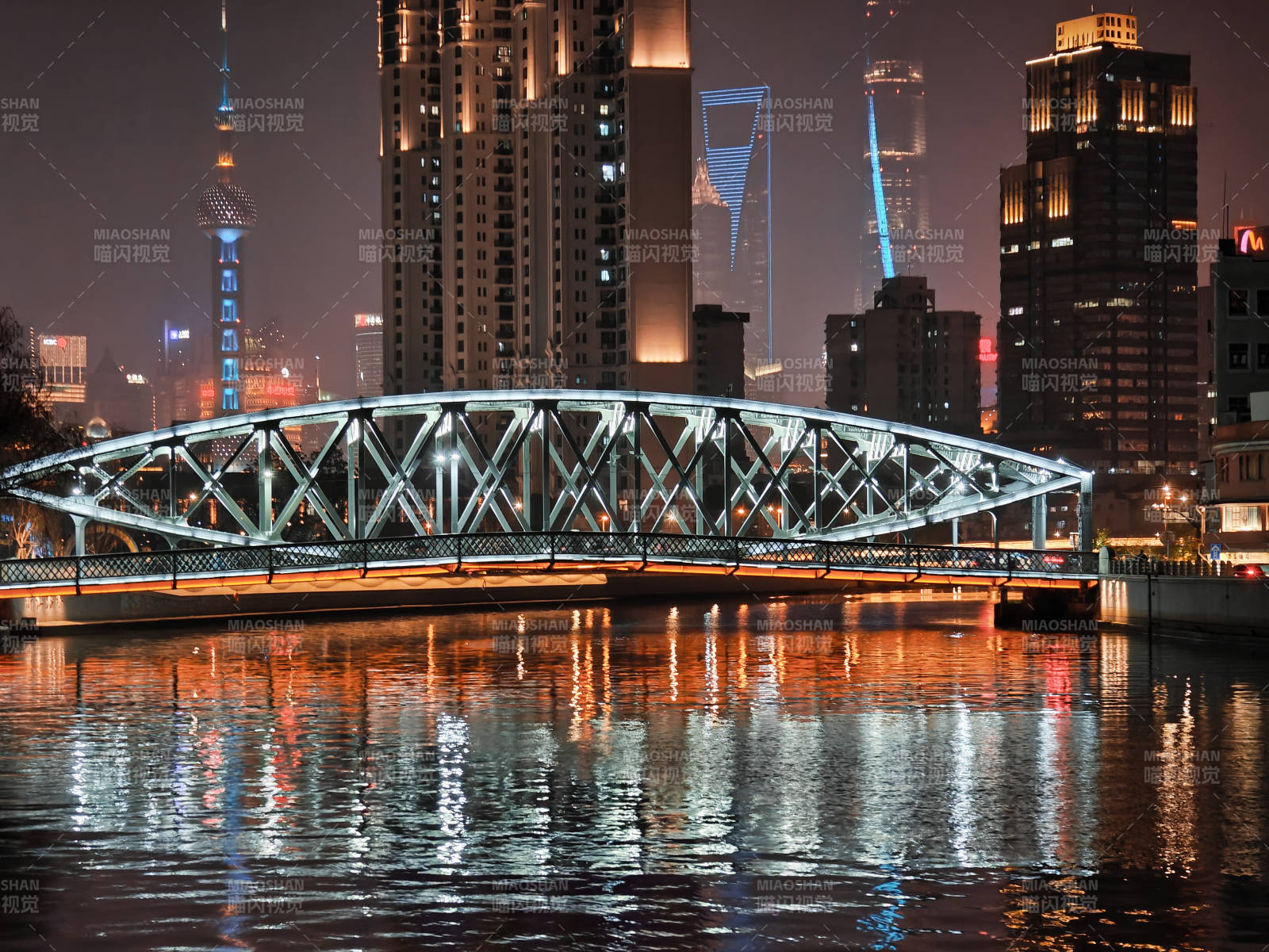 上海夜景中的城市桥梁图片