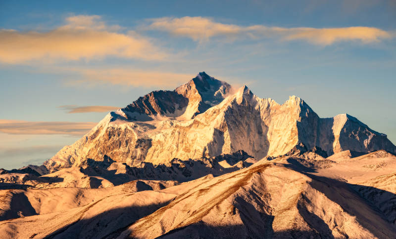 雪山日出--马卡鲁峰图片
