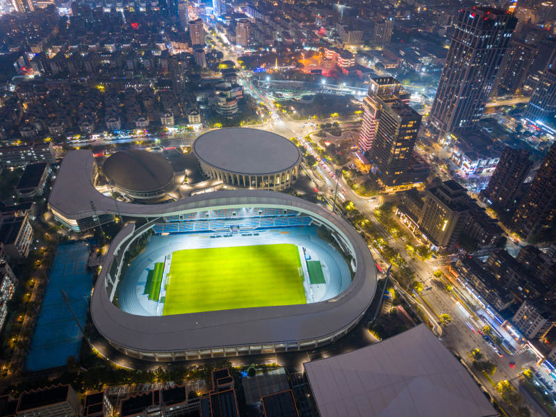 杭州市临平区城市夜景中的体育场图片