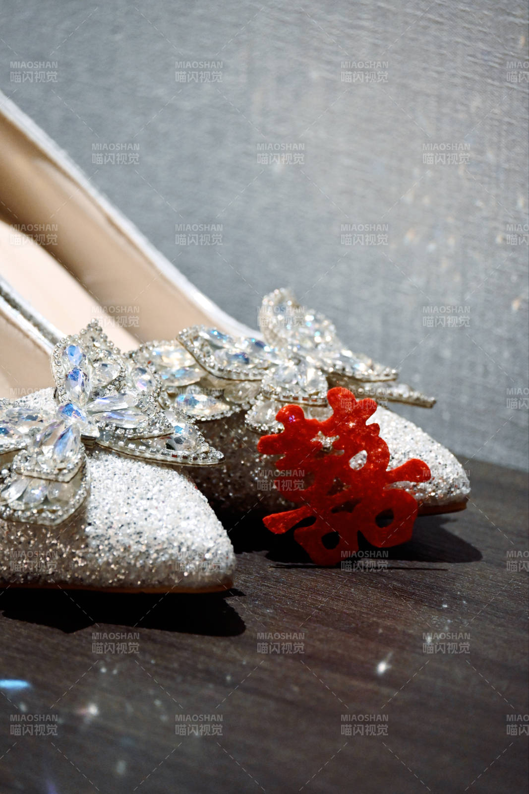 闪耀水晶鞋与红色装饰品图片