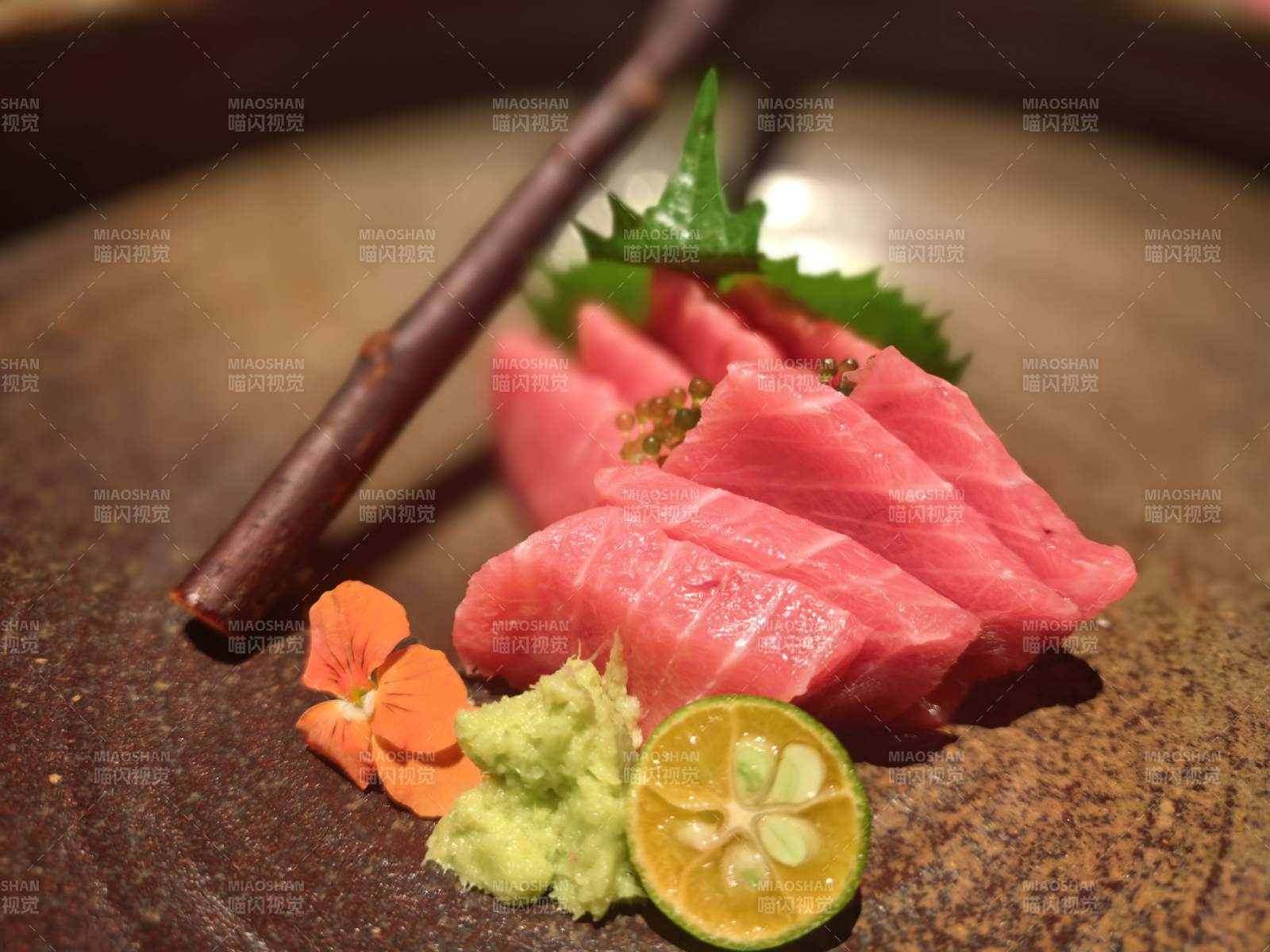 精致生鱼片配芥末柠檬图片