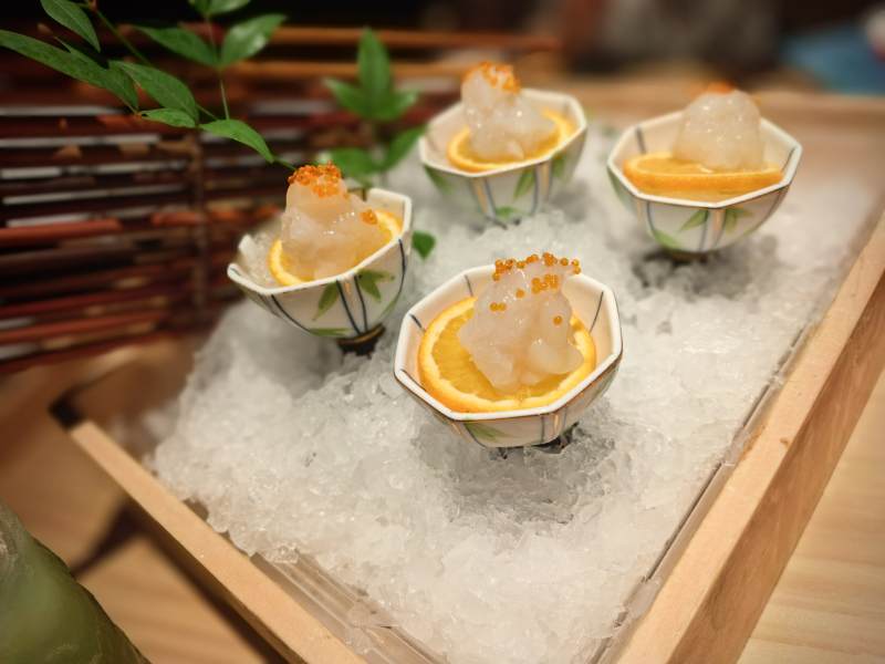 冰镇虾仁配橙片小碟图片