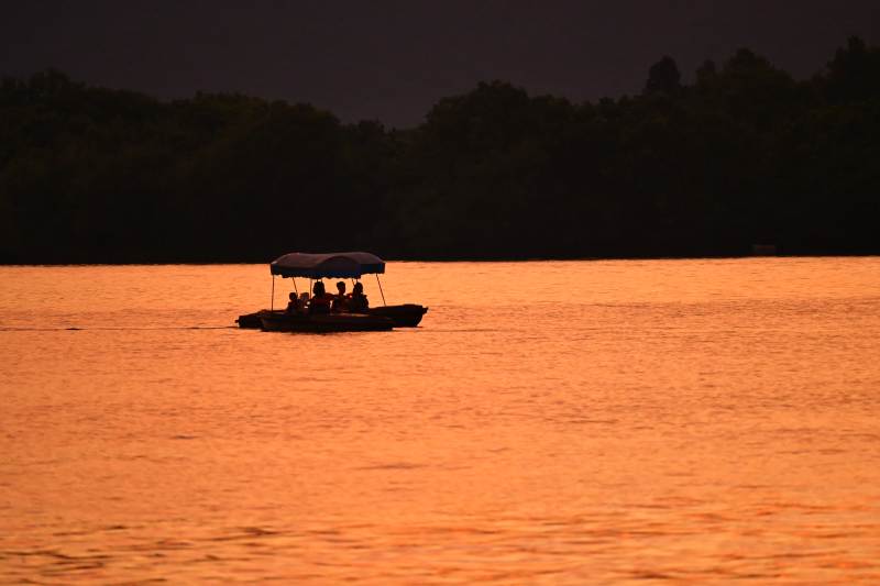 夕阳下的湖上小舟图片