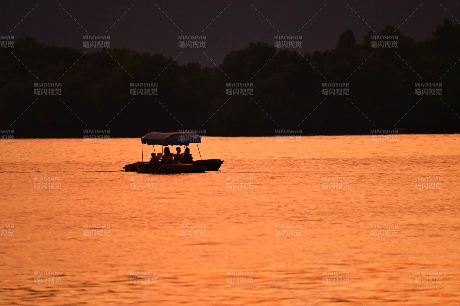夕阳下的湖上小舟图片