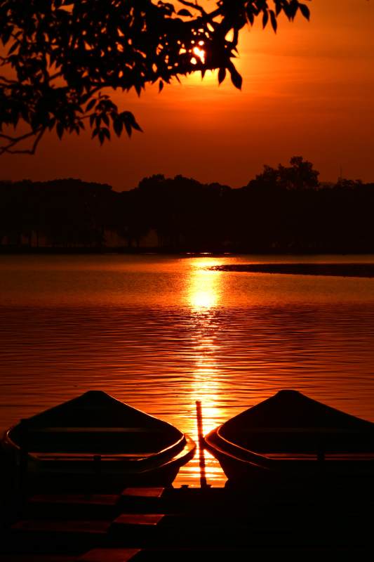 湖畔夕阳 静谧时光图片