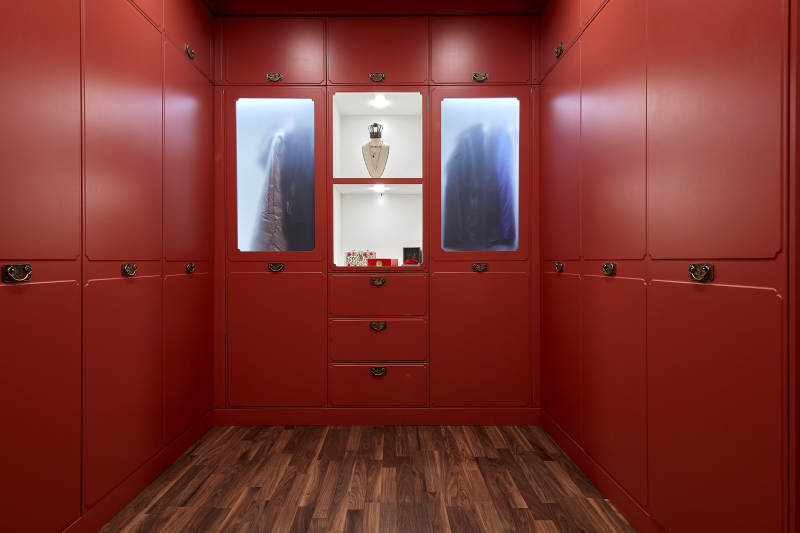 红色衣柜展示间设计图片