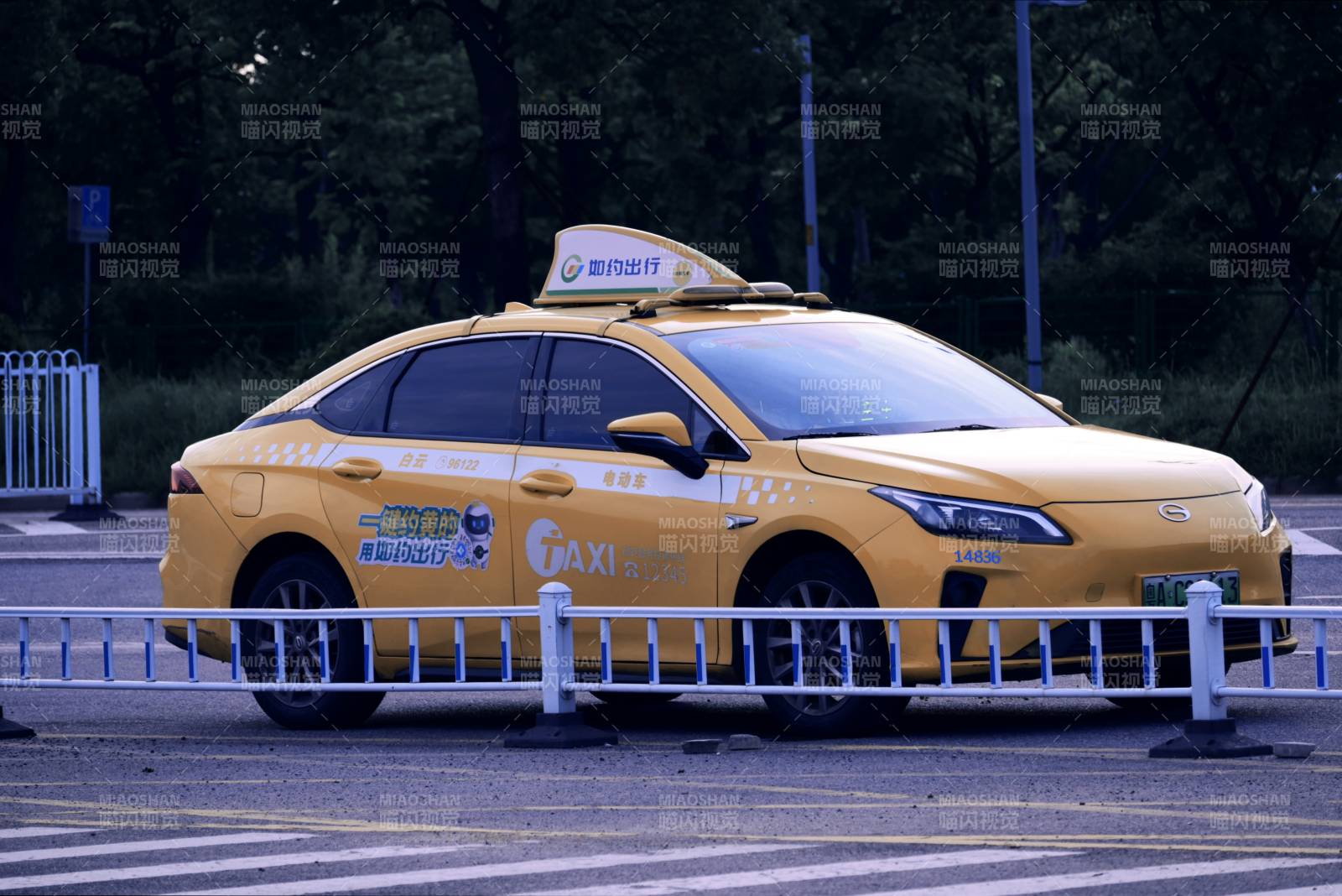 自动驾驶出租车上路测试图片