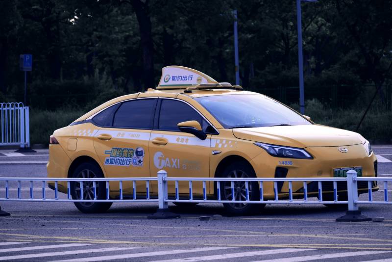 自动驾驶出租车上路测试图片
