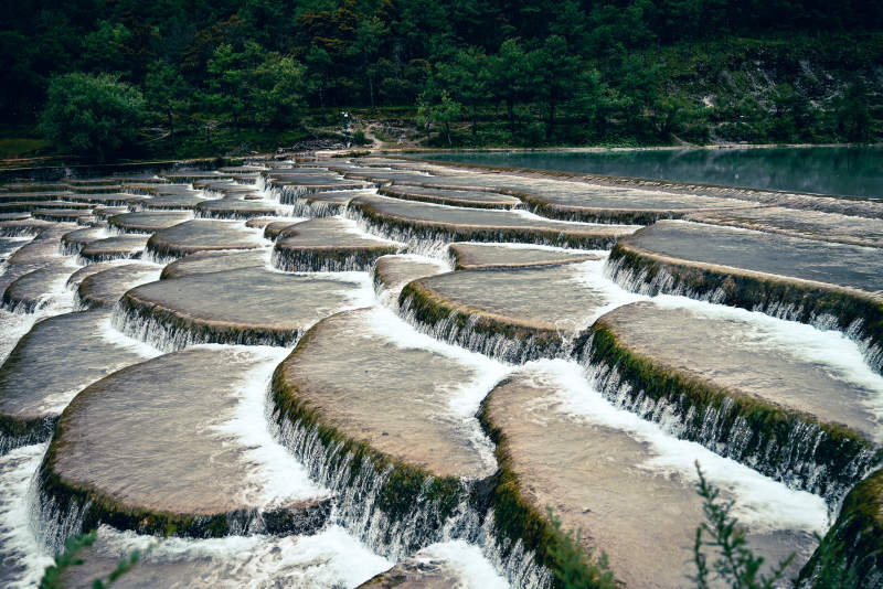 云南蓝月谷水流图片
