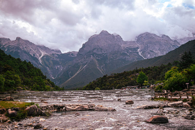 蓝月谷溪流绿树环绕图片