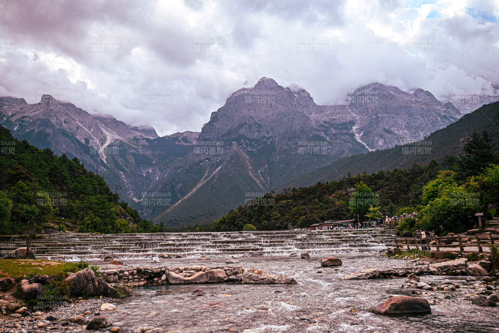 蓝月谷溪流绿树环绕图片