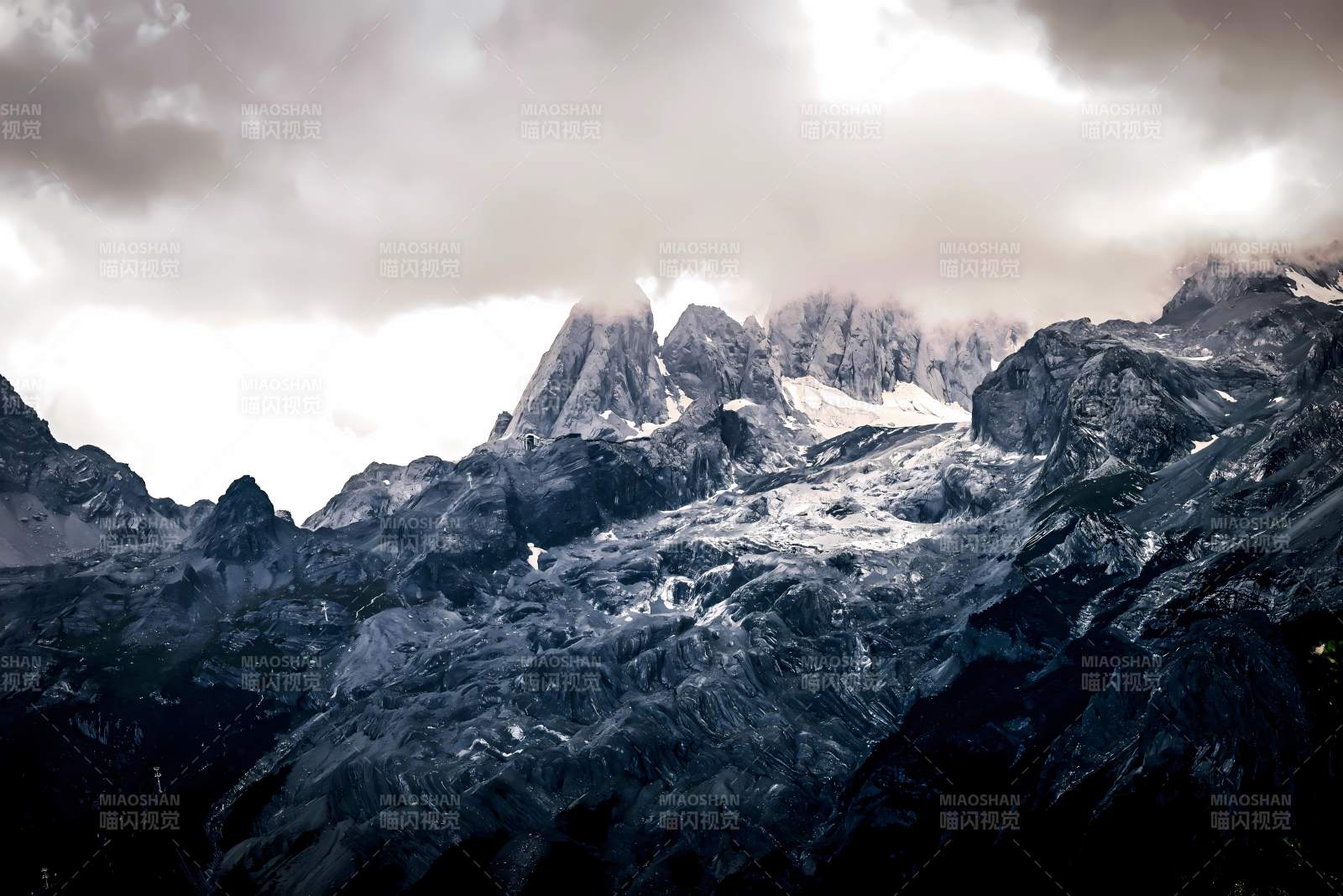 云南玉龙雪山云雾缭绕的雪山奇景图片