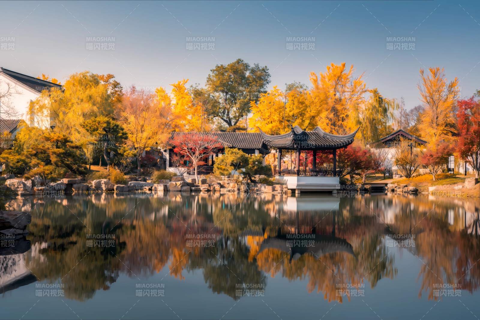 秋色映水 亭台倒影图片