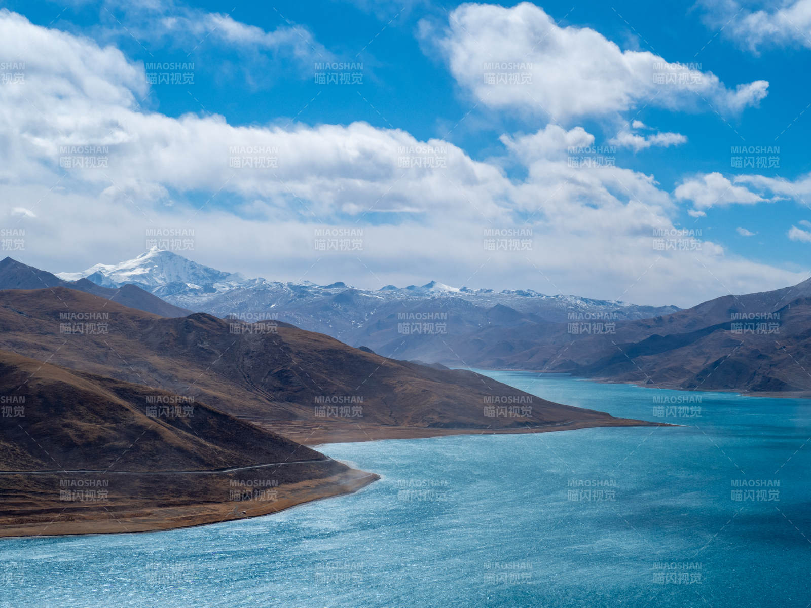 高原湖泊与雪山风光西藏羊湖图片