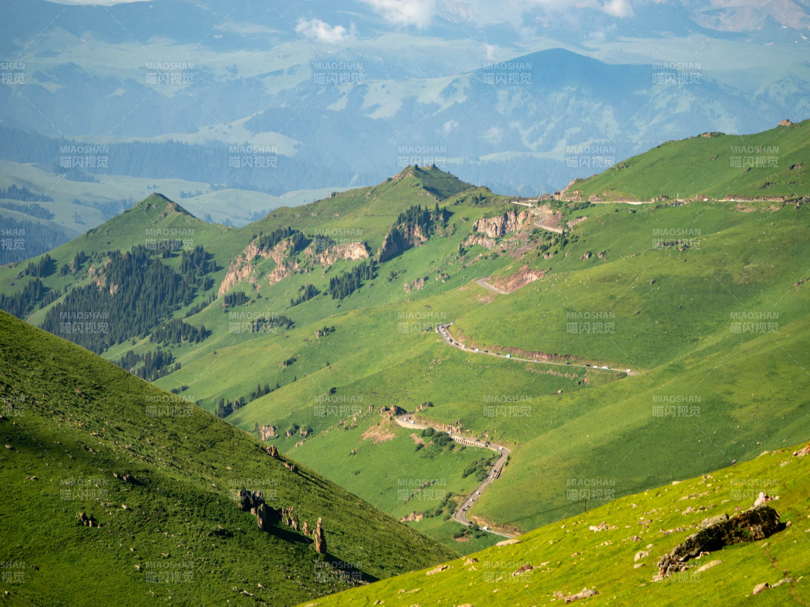 青山绿谷蜿蜒山路独库公路图片