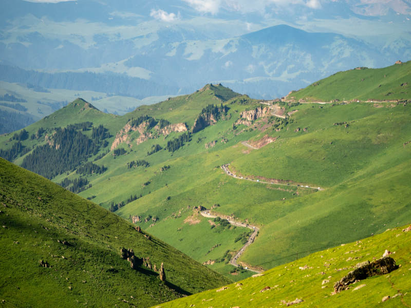 青山绿谷蜿蜒山路独库公路图片