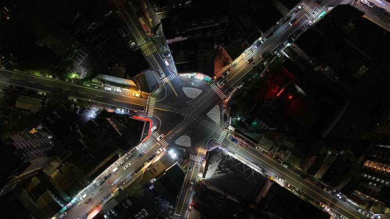 夜景城市交叉路口俯瞰图图片