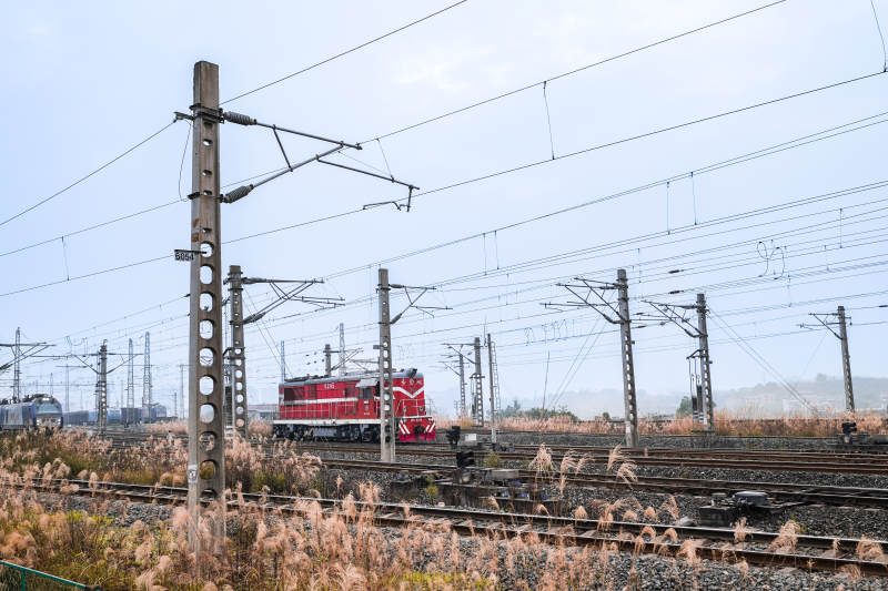 铁路电车行驶在轨道上图片